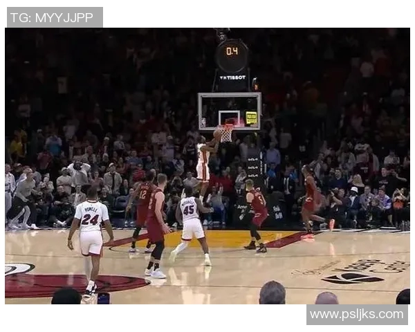 鹰击长空!约翰逊助波尔津吉斯上演空接暴扣 鹰击长空!约翰逊助波尔津吉斯上演空接暴扣